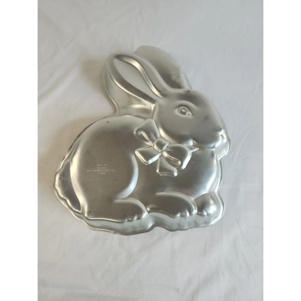 Vintage 2000 Wilton Easter Bunny Aluminum Cake Pan‎
